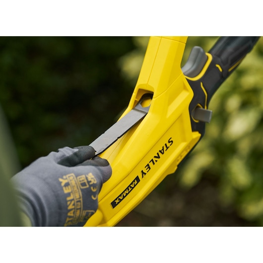 STANLEY SFMCPS720M1 brush cutter photography, close-up of blade being inserted.