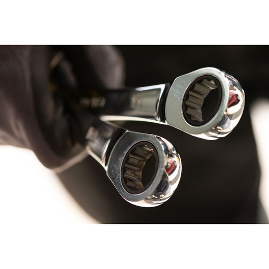 Photo of STANLEY STMT89914-0 ratcheting wrenches held in hand, close-up view of wrench heads.